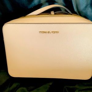 Michael Kors hang purse beautiful new never used still has the tags